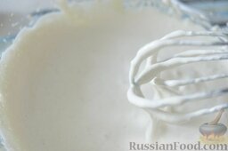 Печенье Савоярди (Дамские пальчики): Желтки взбить с половиной сахара до белого крема.