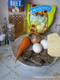 Салат печеночный слоеный: Ингредиенты для печеночного салата перед Вами.    Как приготовить салат из печени?  Печень, морковь и яйца отварить. Все продукты натереть на крупной терке и разделить на две части. Причем натереть отдельно желтки и белки.