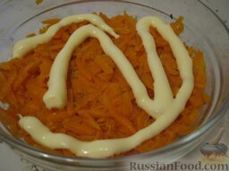 Салат печеночный слоеный: Следующий слой морковь. Немного соли и майонез.