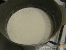 Каша молочная рисовая: Молоко вскипятить. Как только с риса стечет вода, переложить его в кастрюлю, посолить и варить молочную рисовую кашу, помешивая, на слабом огне около 15 минут.