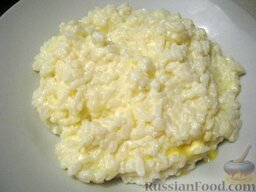 Каша молочная рисовая: Добавить сахар, сливочное масло. Размешать, закрыть крышкой и поставить молочную рисовую кашу для упревания на 10-15 минут на водяную баню.