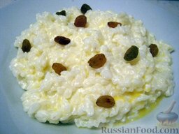 Каша молочная рисовая: Подать кашу рисовую с изюмом. Если любите жидкую, то можно развести горячим молоком.  Приятного аппетита!