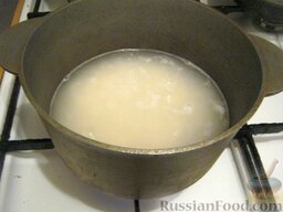 Пудинг рисовый: Как приготовить рисовый пудинг:    Рис промыть в холодной воде. Залить в казане холодной водой. Довести до кипения, уменьшить огонь и варить 10 минут.