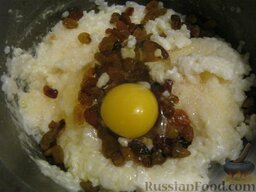 Пудинг рисовый: Включить духовку, чтобы разогрелась до 180 градусов. Промыть изюм.  В рис добавить сахар, изюм, яйца, ванильный сахар.