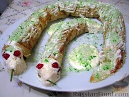 Змея из блинчиков с творогом: Спинки смазать сметаной и присыпать сахаром и зеленой кокосовой стружкой. Новогодний десерт 