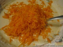 Оладьи с морковью: Приготовление оладий из моркови.    Морковь очистить, помыть и натереть на мелкой терке. Смешать сметану с яйцами, добавить соль и сахар, соду погасить уксусом. Понемногу добавить муку. Затем добавить морковь.