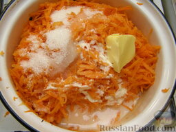 Морковная запеканка: Пересыпать морковь в кастрюлю, добавить сахар, масло, молоко. Перемешать.
