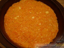 Морковная запеканка: Включить духовку.    Форму смазать растительным или сливочным маслом. Аккуратно выложить морковную смесь в форму и разровнять.