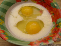 Сладкий омлет для детского завтрака: Как приготовить сладкий омлет:    Яйца смешать с молоком.
