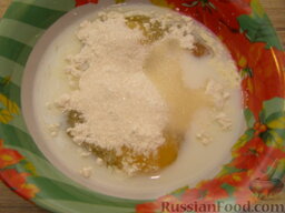 Сладкий омлет для детского завтрака: Добавить муку и сахар. Можно добавить еще и ванильный сахар.