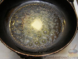 Сладкий омлет для детского завтрака: Сливочное масло растопить на сковороде.