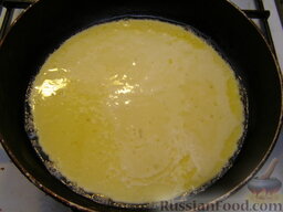 Сладкий омлет для детского завтрака: Аккуратно вылить смесь на сковороду. Накрыть сковороду крышкой и готовить омлет 10-15 минут на слабом огне.