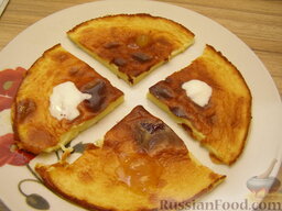 Сладкий омлет для детского завтрака: Аккуратно переворачиваем готовый омлет на тарелку.    Подавать сладкий омлет можно с медом или сметаной.