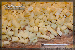 Салат "Сыр, чеснок, майонез и мандарины": Далее режем сыр мелким кубиком. Примерно 5×5 мм. С тертым сыром имхо будет хуже, получится каша (спичка представлена для представления о размере кубиков сыра).