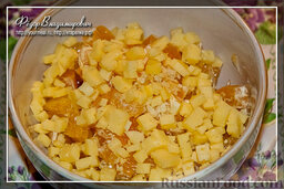 Салат "Сыр, чеснок, майонез и мандарины": Добавляем сыр.  (На фото примерно треть нарезанного сыра.)