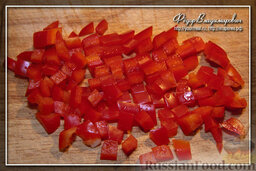 Салат "После праздника": Болгарский перец нарезаем небольшими кубиками.