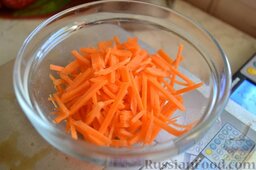 Салат "Русский барин": Морковь соломкой.