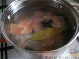 Рыбный суп из лосося: Как приготовить рыбный суп из лосося:    Сварить бульон из рыбы, добавить чёрный перец горошком и лавровый лист. Рыба готова,  вынуть из кастрюли рыбу. Бульон процедить через сито.
