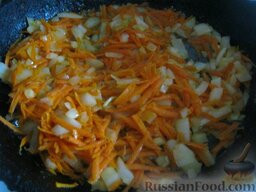 Рыбный суп из лосося: Тем временем почистить и помыть лук и морковь. Лук нарезать кубиками, а  морковь натереть на крупной терке. Налить в сковороду растительное масло и обжарить на среднем огне лук и морковь минут 5-7, помешивая.