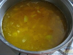 Рыбный суп из лосося: Выложить лук и морковь из сковороды в кастрюлю. Теперь в суп добавить макароны и убавить огонь до малого. Варить рыбный суп до готовности макарон 5-10 минут.