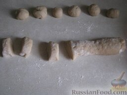 Печенье постное: Тесто разделить на 3-4 части. Тесто скатать в колбаску. Разрезать ножом на кусочки, скатать колобки (диаметром 5~6см).