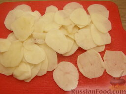 Картофельные чипсы в микроволновке: Как приготовить хрустящий картофель в микроволновке:    Картофель очистить, нарезать ломтиками толщиной 1-2 мм. Лучше всего использовать специальные шинковки.