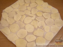 Картофельные чипсы в микроволновке: Тарелку или основной поддон микроволновки застелить пекарской бумагой. Ломтики картофеля разложить в один слой. Оставить на 3-5 минут.