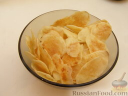 Картофельные чипсы в микроволновке: Готовые чипсы пересыпать солью или специями по вкусу.    Приятного аппетита!