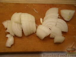 Сладкая тушеная капуста: Как приготовить капусту тушеную:    Лук очистим и нарежем.