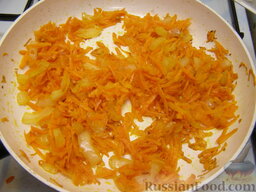 Сладкая тушеная капуста: Добавить морковь и еще 1-2 ст. ложки масла, обжарить, помешивая, до мягкости (10 минут).  Затем лук и морковь переложить в казан. Поставить казан на средний огонь.