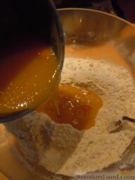 Медовые пряники рождественские: Добавить в тесто медовую массу и аммоний.