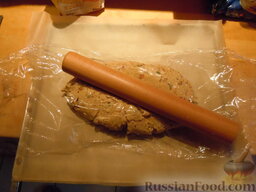 Медовые пряники рождественские: Тесто для медовых пряников хорошо размять. При помощи прозрачной пищевой пленки раскатать равномерный пласт.