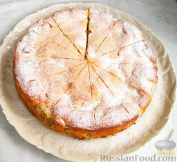 Нежный яблочный пирог-торт: Посыпаем готовый пирог сахарной пудрой.