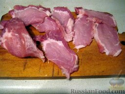 Биточки из свинины: Как приготовить биточки из свинины:    Мясо помыть и осушить бумажным полотенцем. Свинину нарезать поперек волокон тонкими ломтиками. Должна быть толщина ломтика около 1 см.