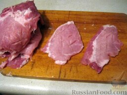 Биточки из свинины: Взять острый нож и вдоль кусочка сделать насечки, а затем поперек. Получается сеточка.