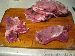 Биточки из свинины: Мясо посолить и поперчить.