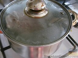 Зеленый борщ со щавелем, шпинатом и свининой: Как приготовить зеленый борщ со щавелем:    Свинину помыть, залить горячей кипяченой водой. Варить до готовности 50-60 минут. Вынуть мясо из бульона.
