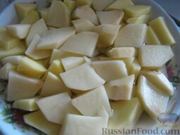 Зеленый борщ со щавелем, шпинатом и свининой: Картофель почистить и помыть. Нарезать крупными кубиками. Добавить в суп.
