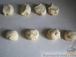 Турецкие булочки «Ачма»: Включить духовку. Когда тесто подойдет разделить его на 25 небольших кусочков (размером как мандарин).