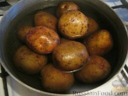 Пирожки картофельные с мясом: Картофель отварить «в мундире». Очистить.