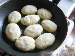 Пирожки картофельные с мясом: Разогреть сковороду. Налить растительное масло. Жарить картофельные пирожки на среднем огне  до золотистой корочки 2-3 минуты.