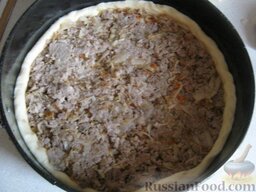 Пирог с мясом и капустой: Выложить равномерно слой фарша на тесто.