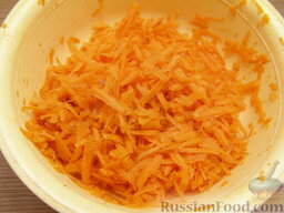 Морковно-яблочный салат "Здоровье": Морковь очистить, вымыть, натереть на крупной терке.