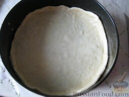 Пирог "Луковник": Форму для пирога смазать растительным маслом. Выложить  тесто, формируя бортики пирога.
