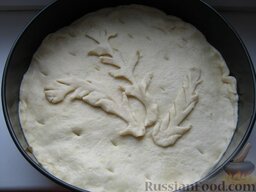 Пирог "Луковник": Последним пластом теста  накрыть пирог, края загнуть. Украсить пирог с луком по Вашему вкусу.  Поверхность пирога с луком смазать растительным маслом.