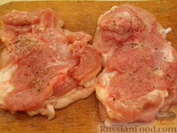 Фаршированные куриные бедрышки: Подготовленное мясо посолить, поперчить (половиной соли и перца) и оставить на 10 минут.