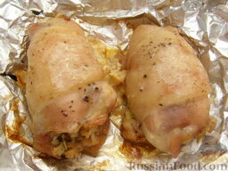 Фаршированные куриные бедрышки: Через 25-30 минут фольгу развернуть, бедрышки смазать маслом и зажаривать еще 10-15 минут.