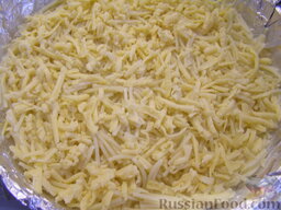 Запеканка из вермишели и грибов: Форму для выпекания застелить фольгой. Желательно смазать маслом.  Выложить половину вермишели, разровнять. Сверху выложить половину сыра и тоже разровнять.