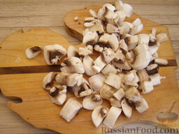 Запеканка из вермишели и грибов: Нарезать грибы кубиками.