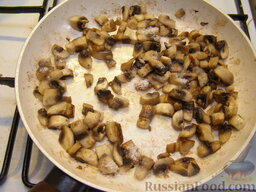 Запеканка из вермишели и грибов: В сковороде разогреть 2 ст. ложки растительного масла, обжарить грибы. Так как грибы интенсивно вбирают масло, через 5 минут добавить еще 1 ст. ложку.  Всего обжаривать на среднем огне 10-15 минут. В конце добавить 1 ч. ложку соли. Перемешать.